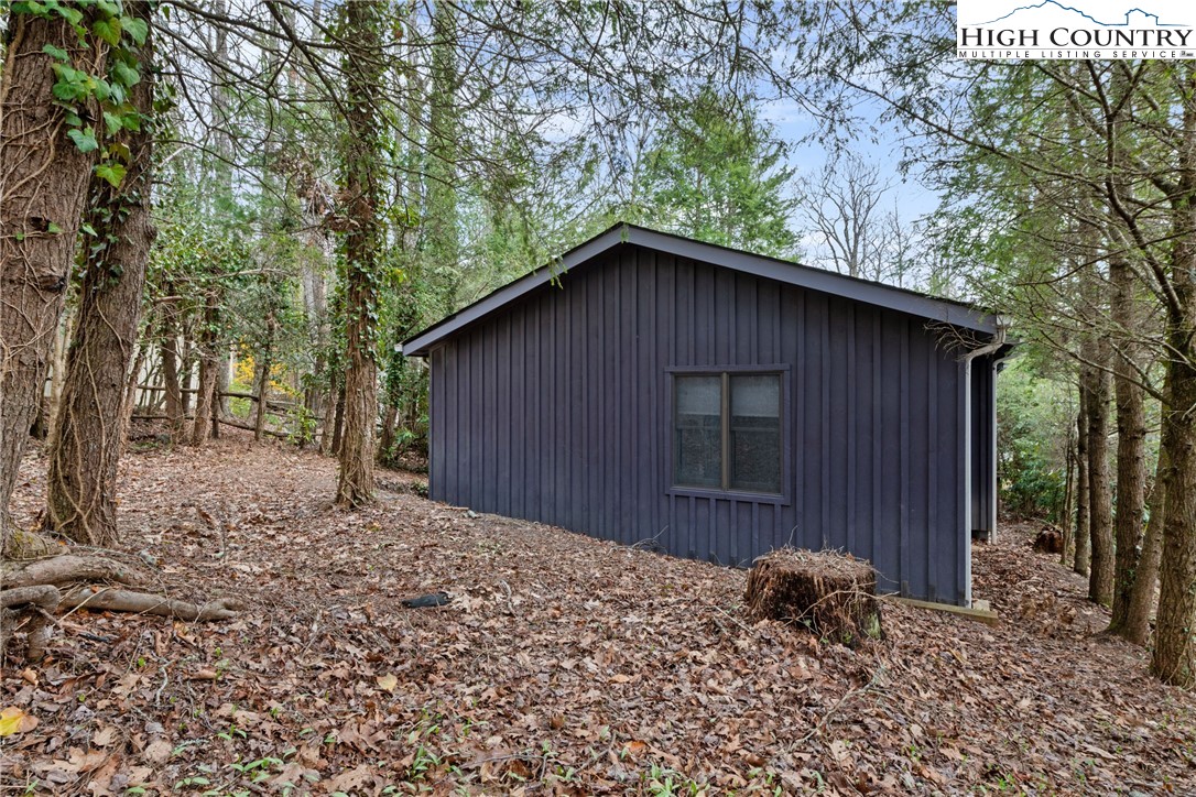 255 River Hollow Road Newland, NC 28657 - Photo 23 of 30 a backyard of a house with a tree