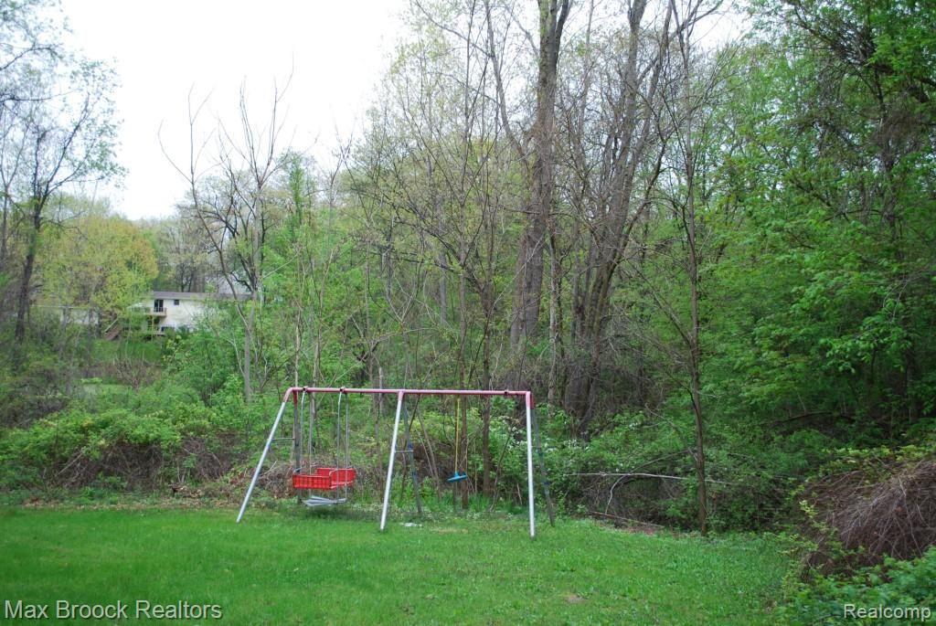 3390 Ridge Road Highland, MI 48356 - Photo 15 of 37 Lots of room to play!