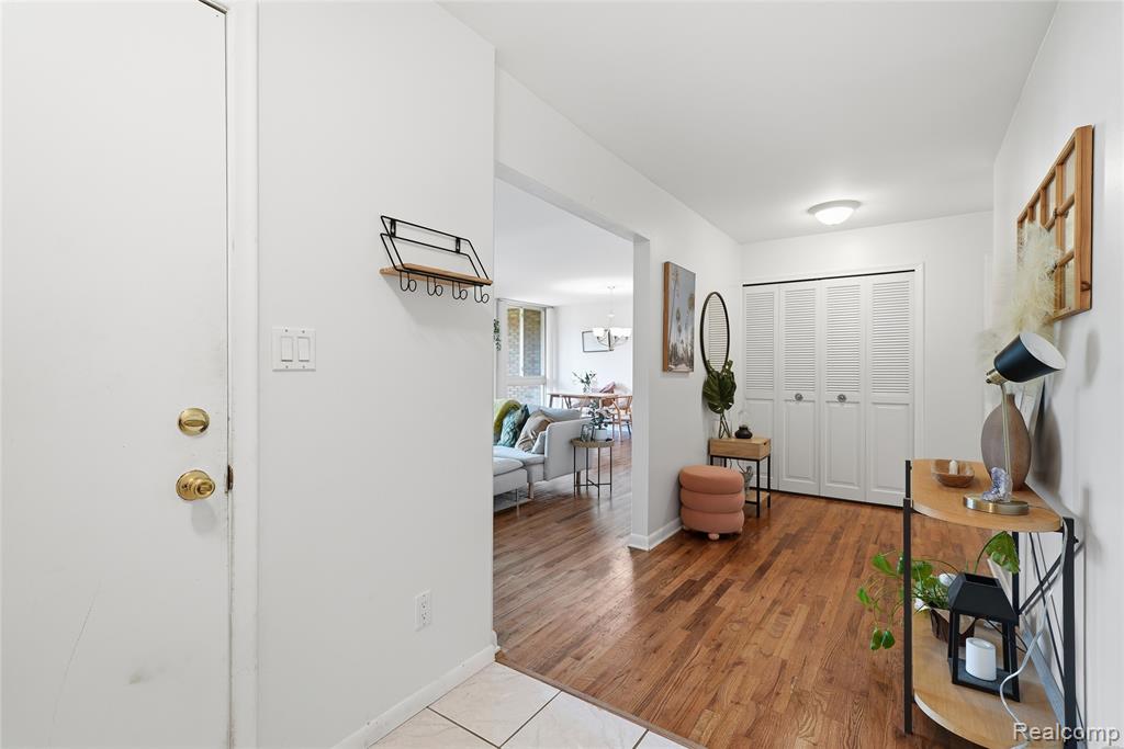 4041 West Maple Road, Unit E203 Bloomfield Hills, MI 48301 - Photo 5 of 25 Gallery Image 5
