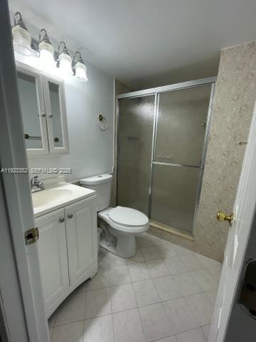7135 Collins Avenue, Unit PH31 Miami Beach, FL 33141 - Photo 9 of 20 a bathroom with a toilet a sink and mirror