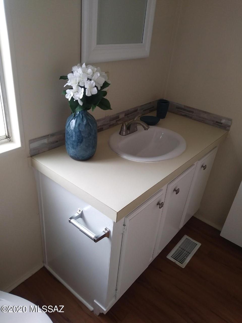12940 North Derringer Road Marana, AZ 85653 - Photo 7 of 17 Derringer mstr vanity
