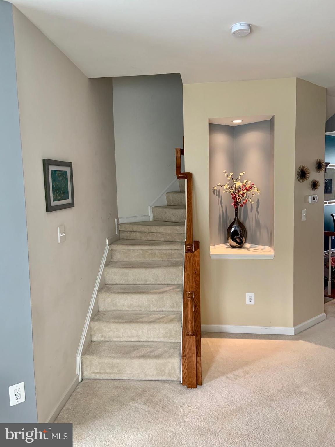 7012 Trek Way Gainesville, VA 20155 - Photo 5 of 23 Living Room w/ Art Niche