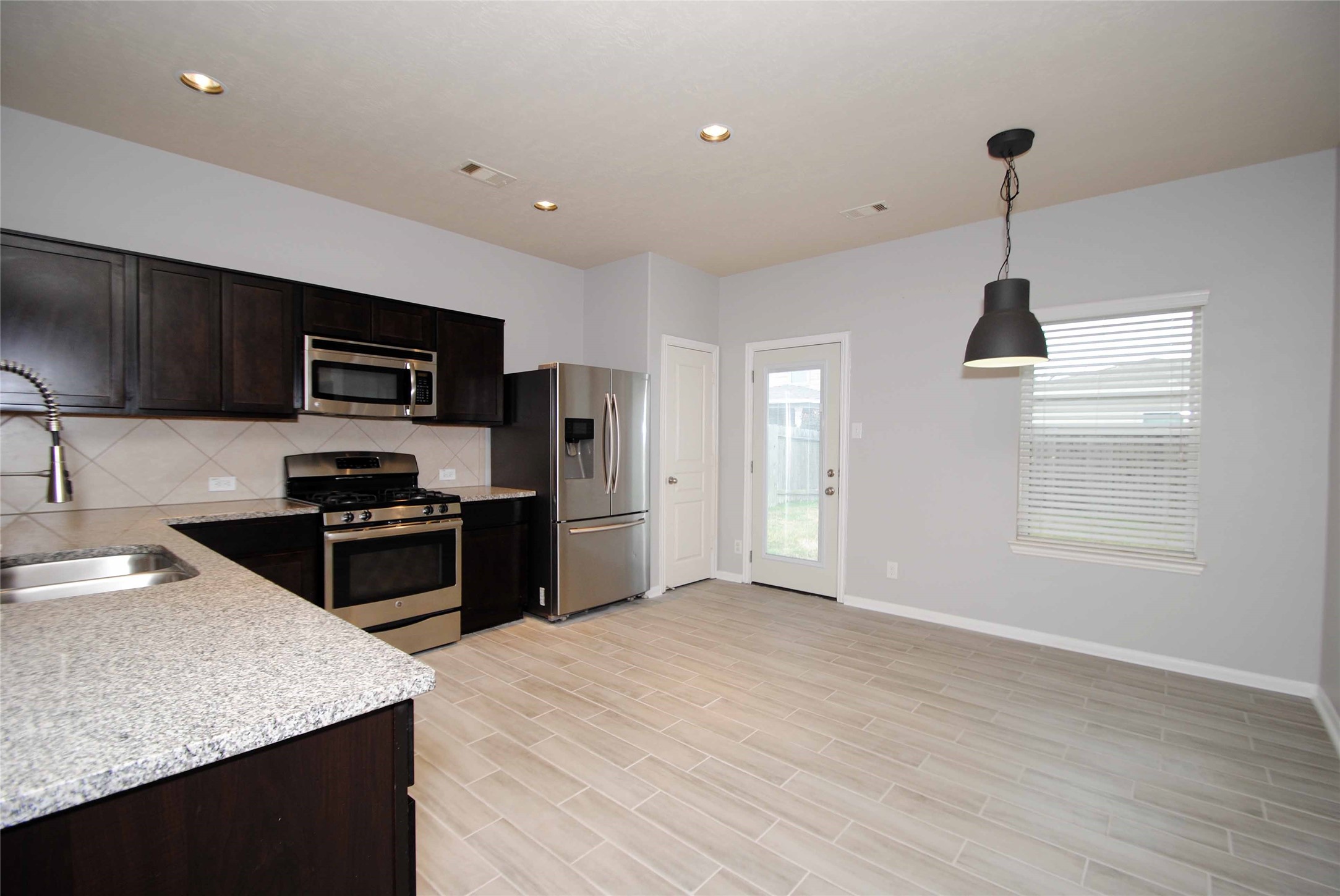 7019 Hazelnut Lane Baytown, TX 77521 - Photo 12 of 29