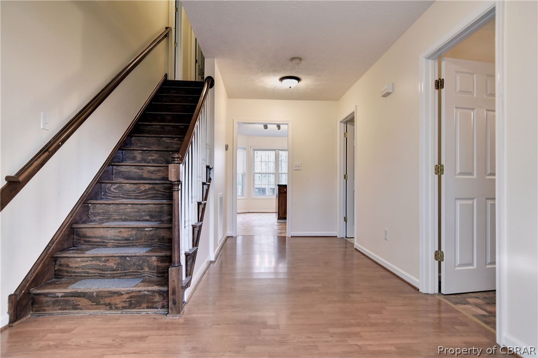 Entrance Foyer w/New Laminate Flooring