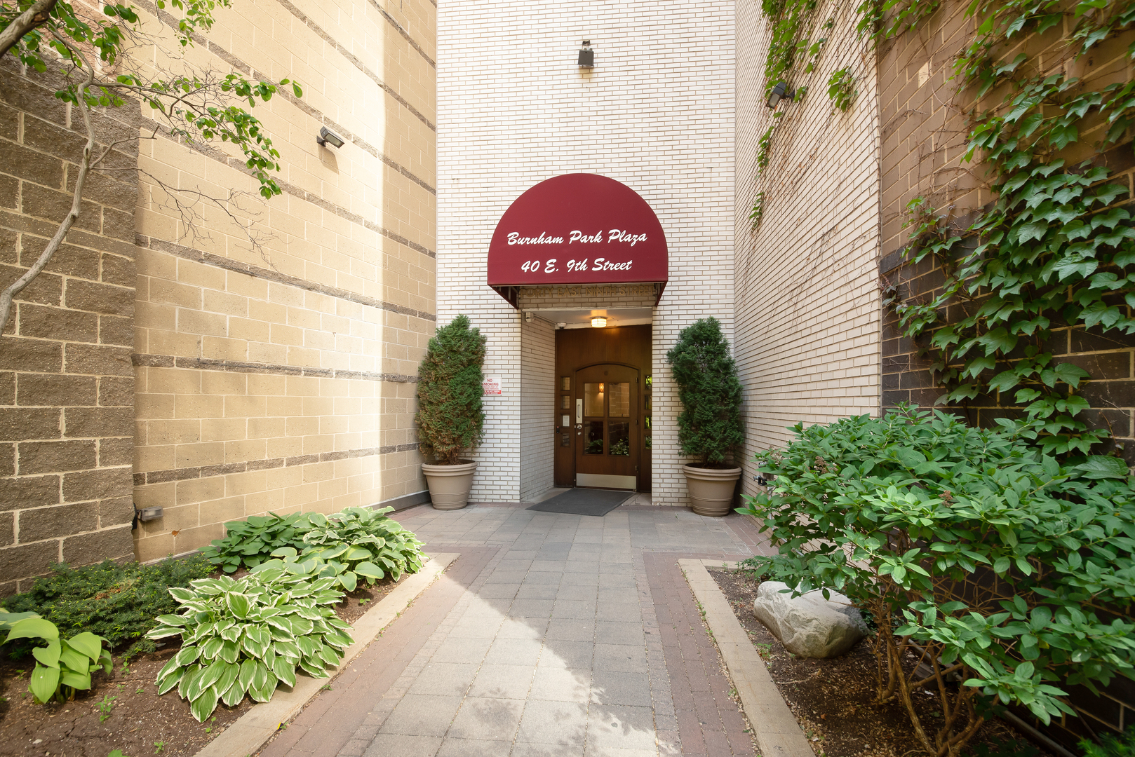 40 East 9th Street, Unit 715 Chicago, IL 60605 - Photo 3 of 19 a view of a brick house with a clock on the wall