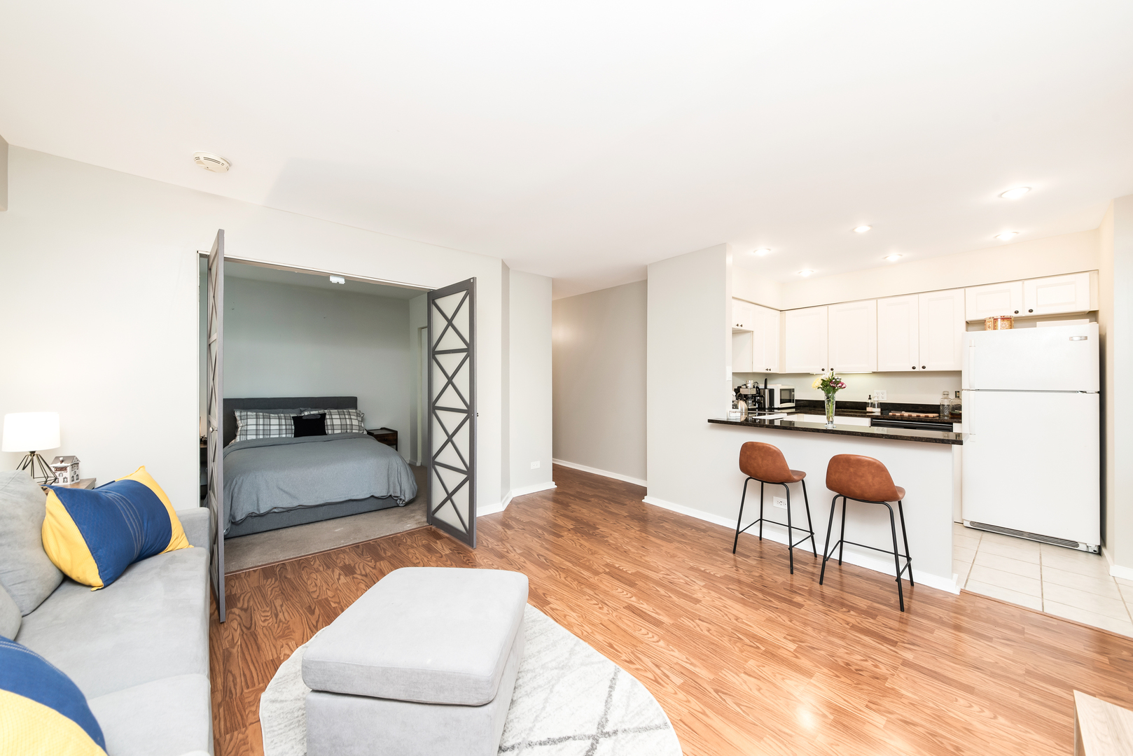 40 East 9th Street, Unit 715 Chicago, IL 60605 - Photo 6 of 19 a living room with furniture and kitchen view