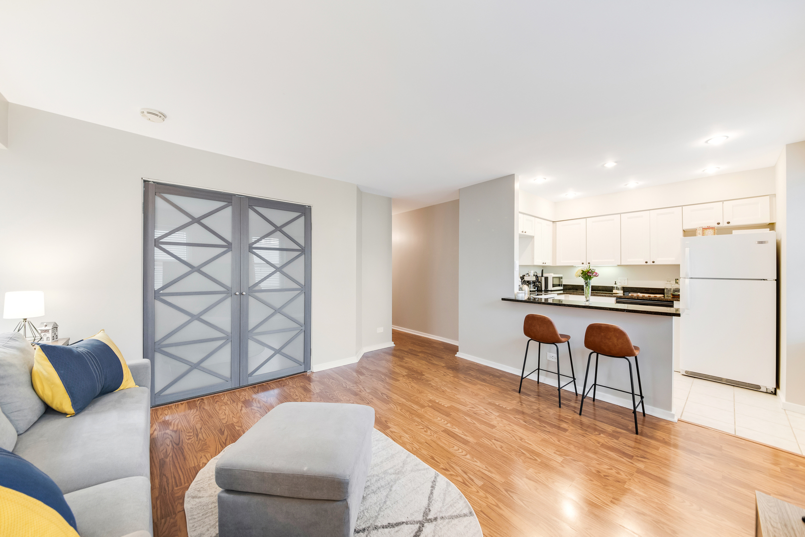 40 East 9th Street, Unit 715 Chicago, IL 60605 - Photo 7 of 19 a living room with furniture and kitchen view