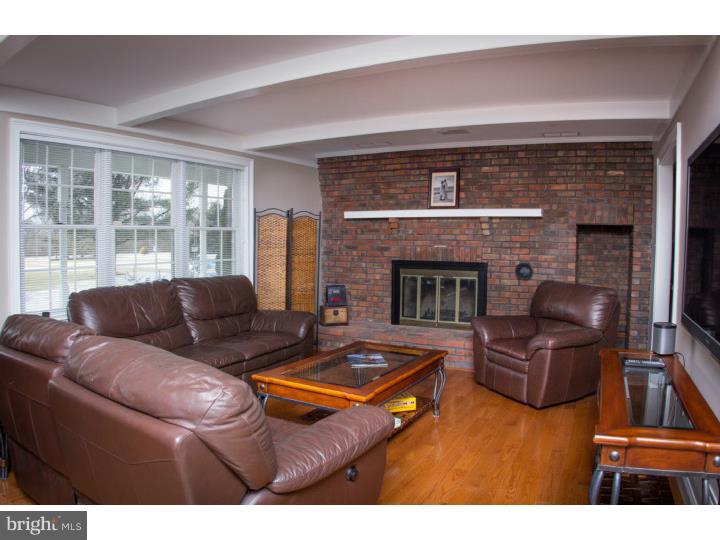 381 Forked Neck Road Shamong, NJ 08088 - Photo 5 of 25 Living Room