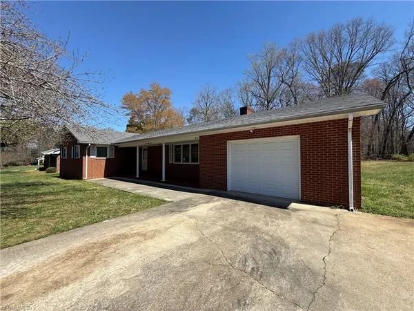 $1,995 | 831 Delmonte Drive Northwest, Winston-Salem, NC 27106