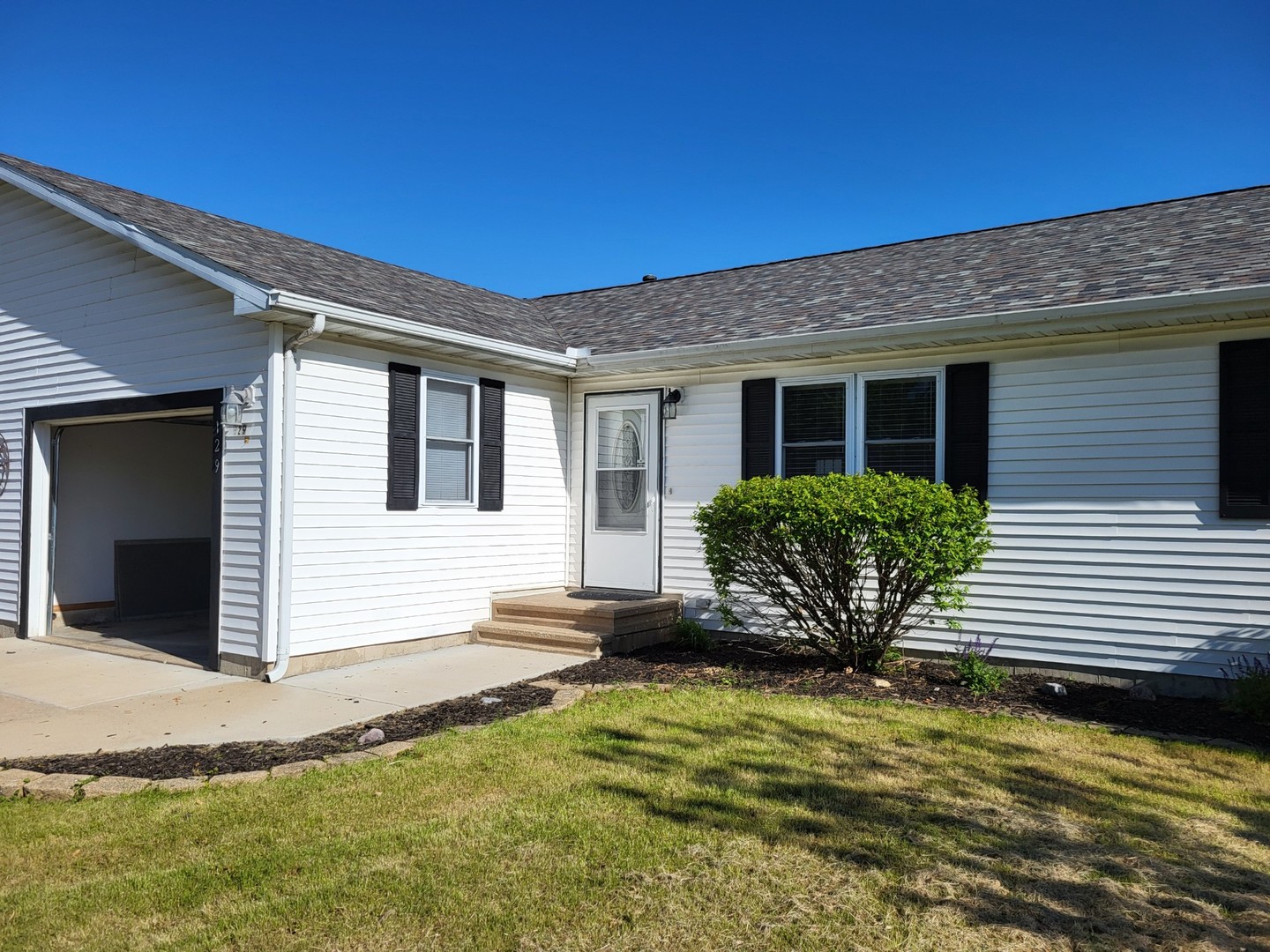 129 Country Court Seneca, IL 61360 - Photo 3 of 3