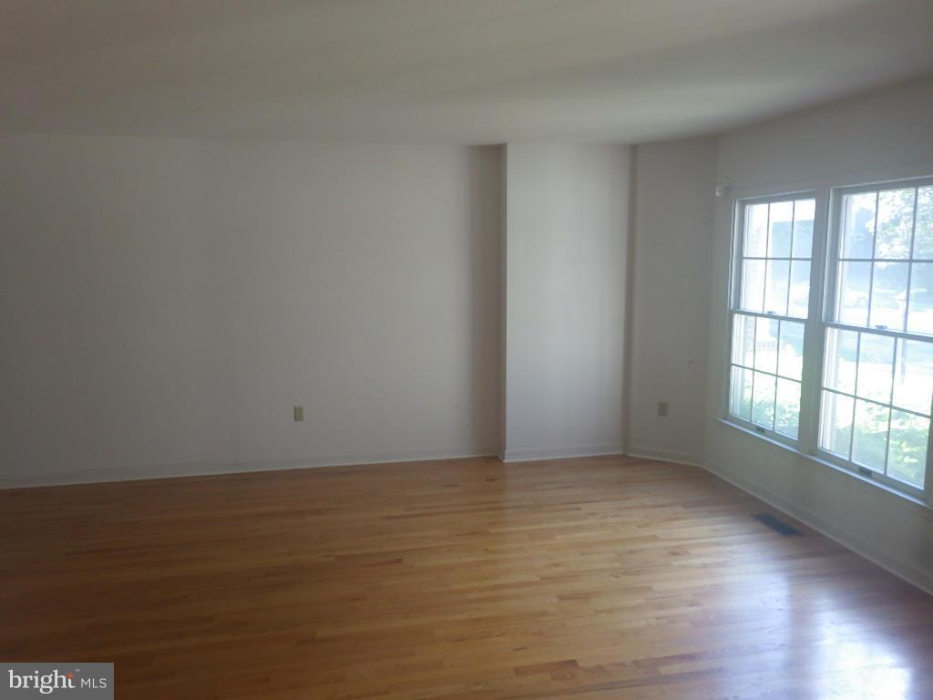 128 Spring Pl Way Annapolis, MD 21401 - Photo 2 of 11 Living Room