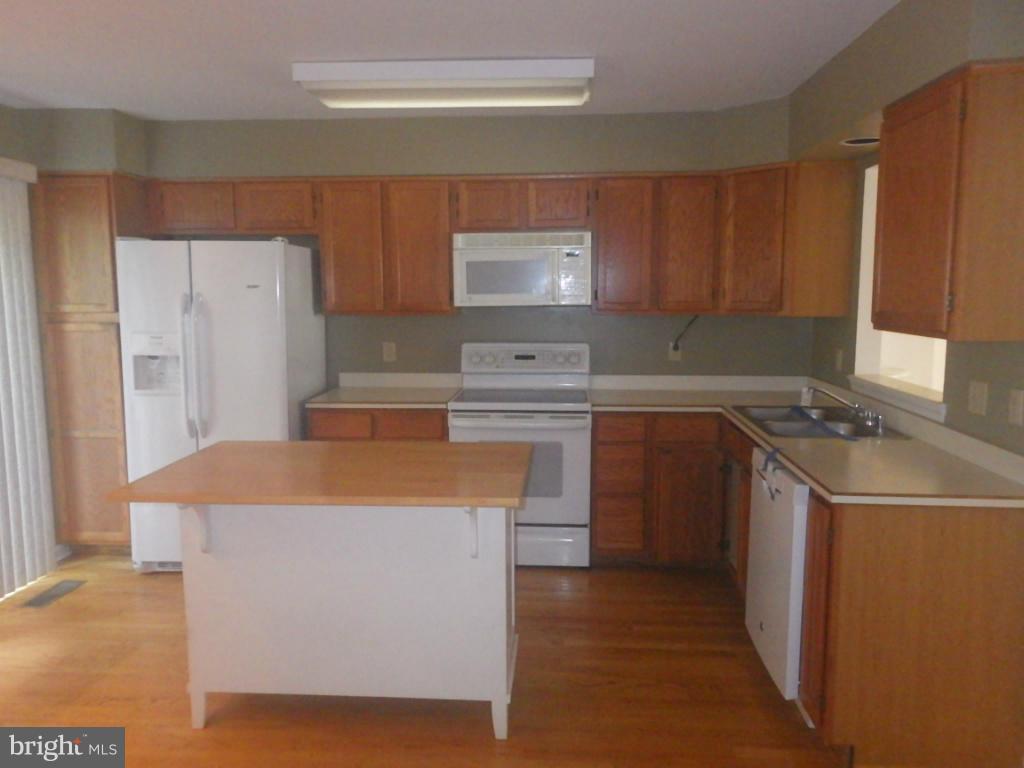 128 Spring Pl Way Annapolis, MD 21401 - Photo 4 of 11 Kitchen