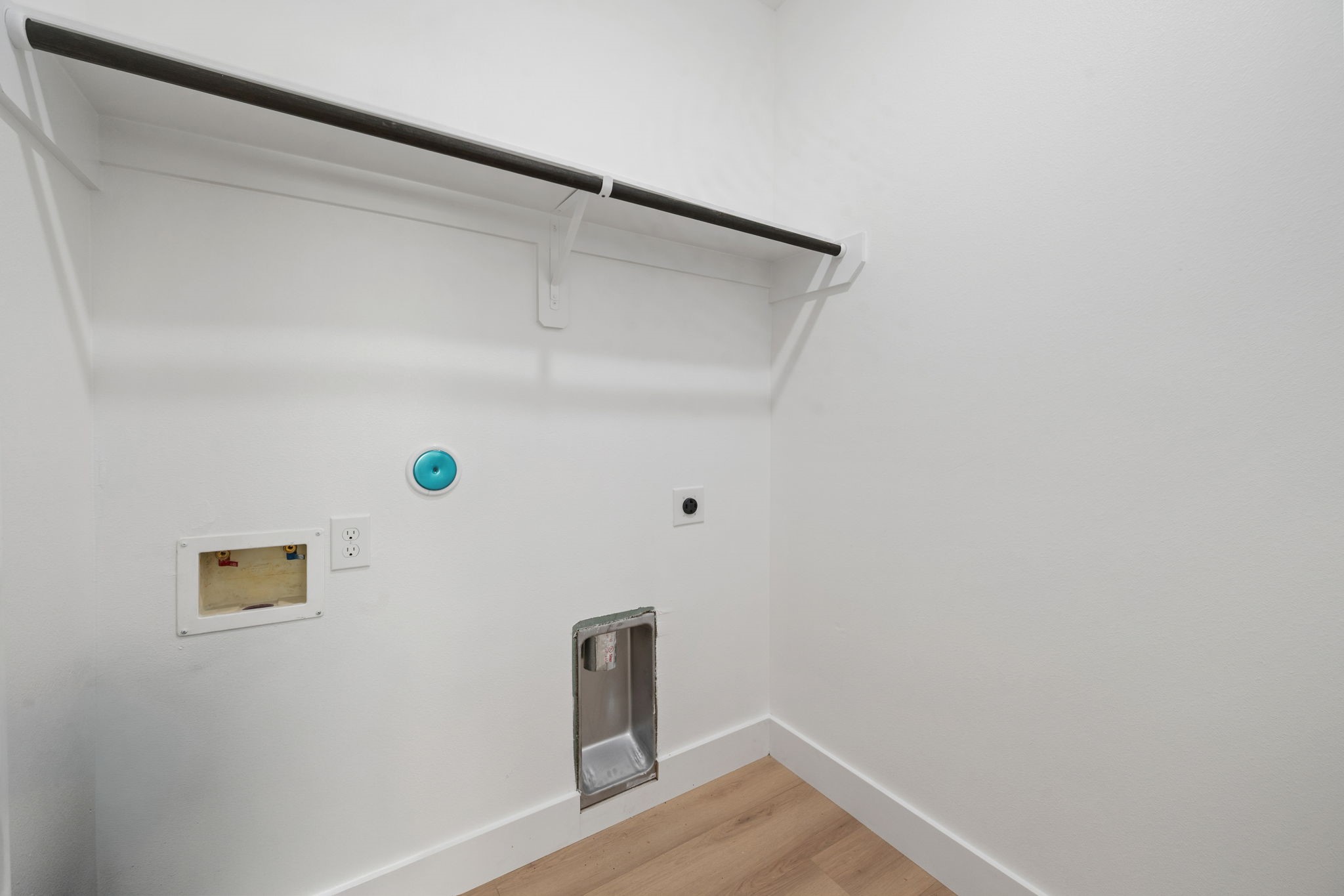 8410 Sunnyhill Street Houston, TX 77088 - Photo 6 of 20 a view of a small space