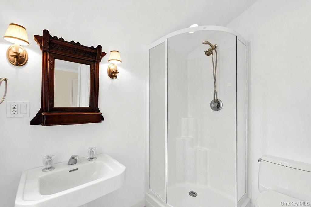 7 Tuthill Lane Remsenburg, NY 11960 - Photo 10 of 43 En-suite guest bath
