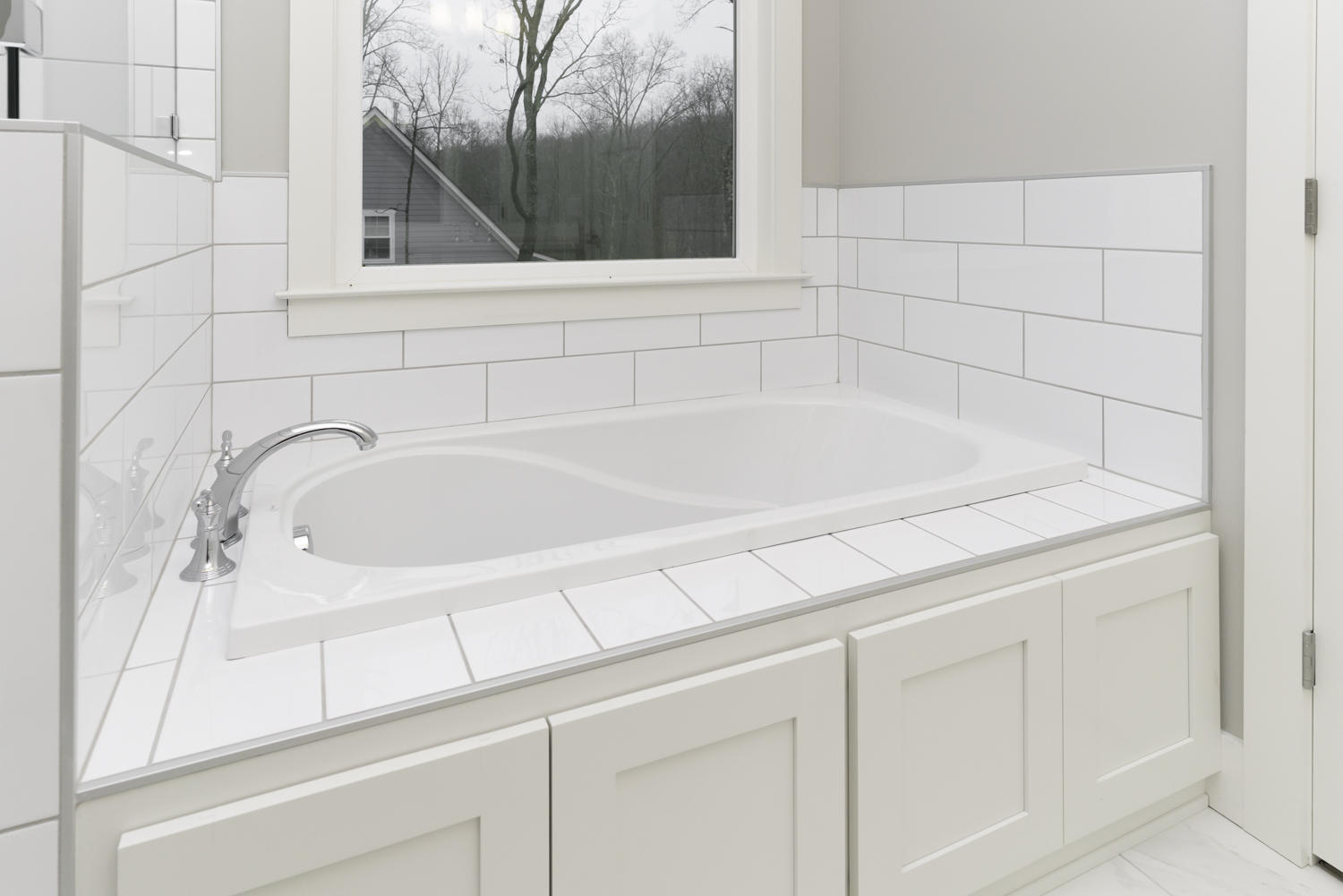 9279 Bill Reed Road, Unit 3 Ooltewah, TN 37363 - Photo 37 of 70 Master Tub