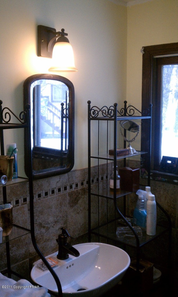 1024 Canterbury Road Bushkill, PA 18324 - Photo 8 of 18 Bathroom