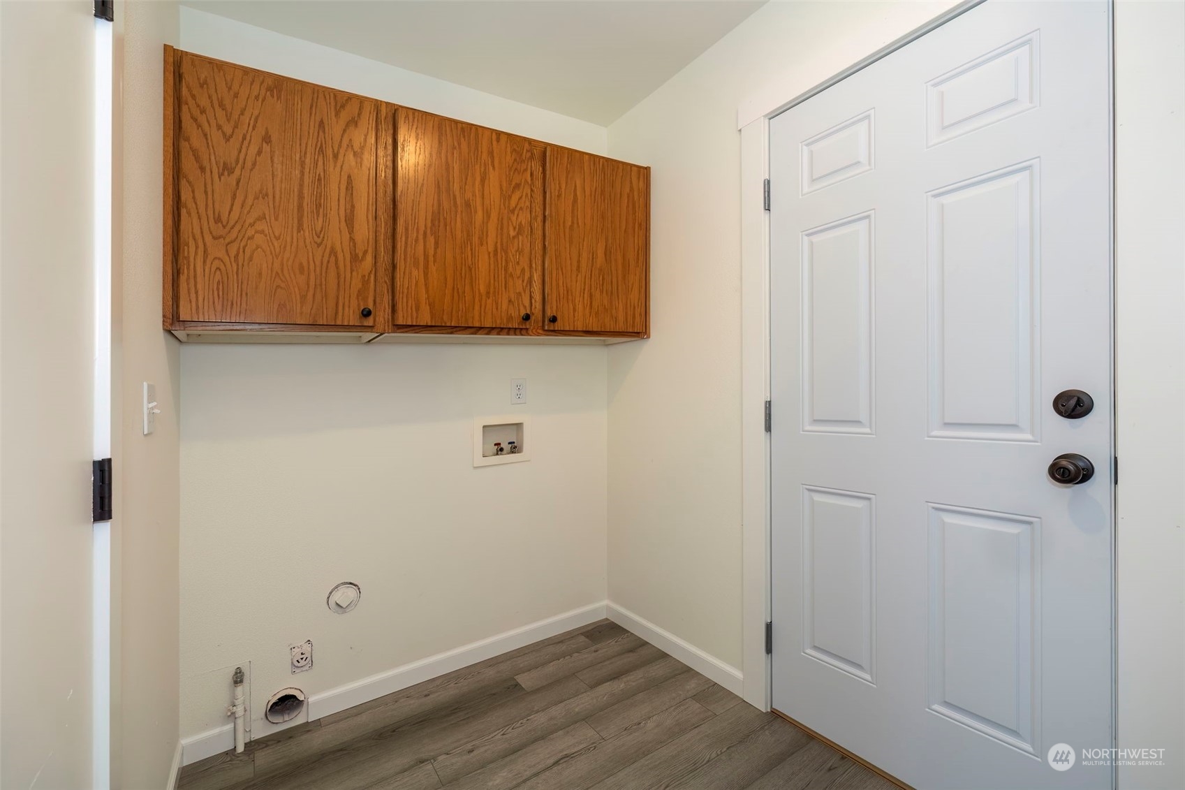3982 Broadmoor Loop Bremerton, WA 98310 - Photo 20 of 40 a view of room with wooden floor