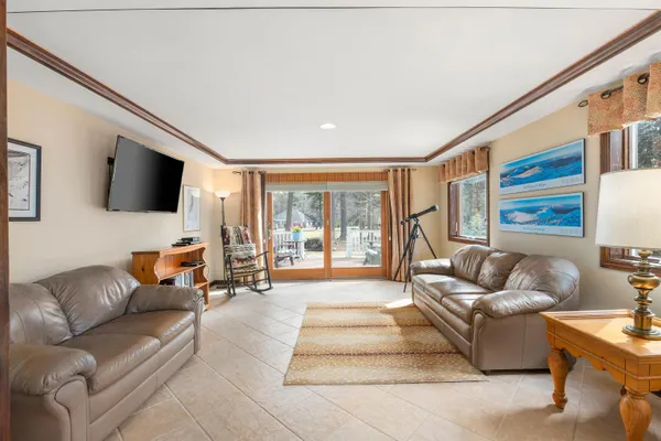 $925,000 | 18 Falcon Way, Hale's Location, NH 03860