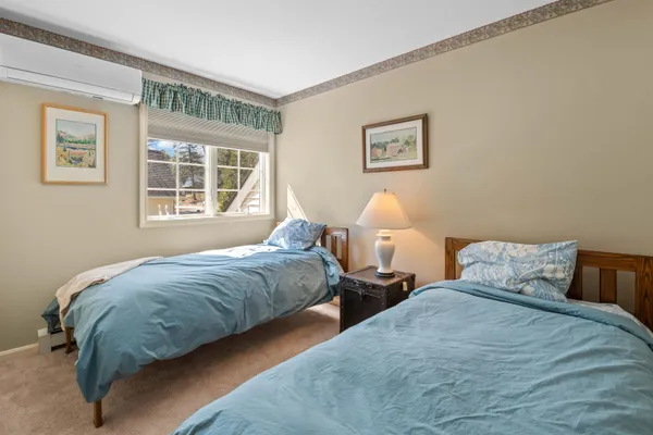 $925,000 | 18 Falcon Way, Hale's Location, NH 03860