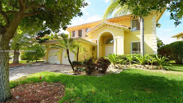 a view of a front of house with a yard
