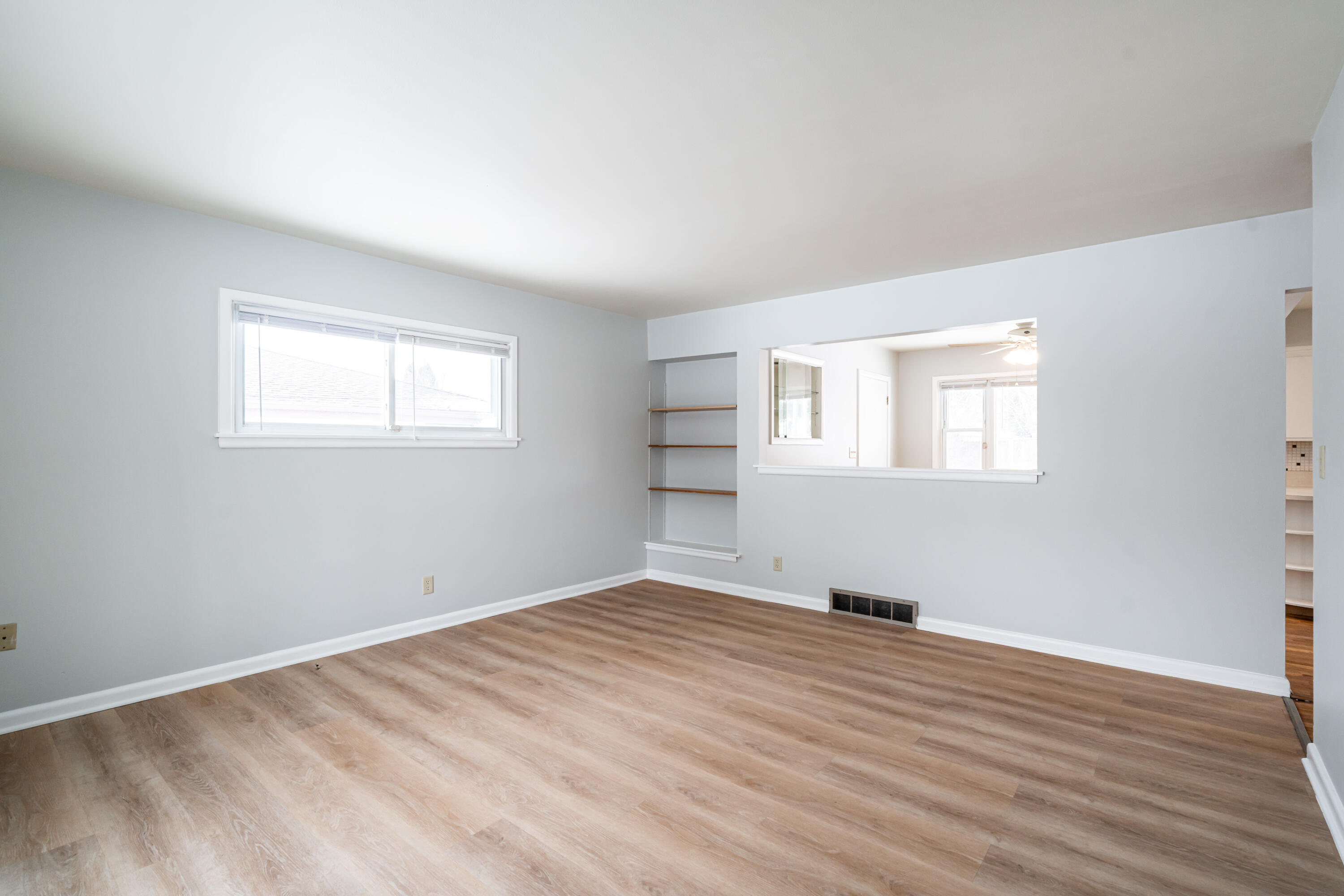 6541 North Fresno Street Milwaukee, WI 53224 - Photo 9 of 23 Living Room