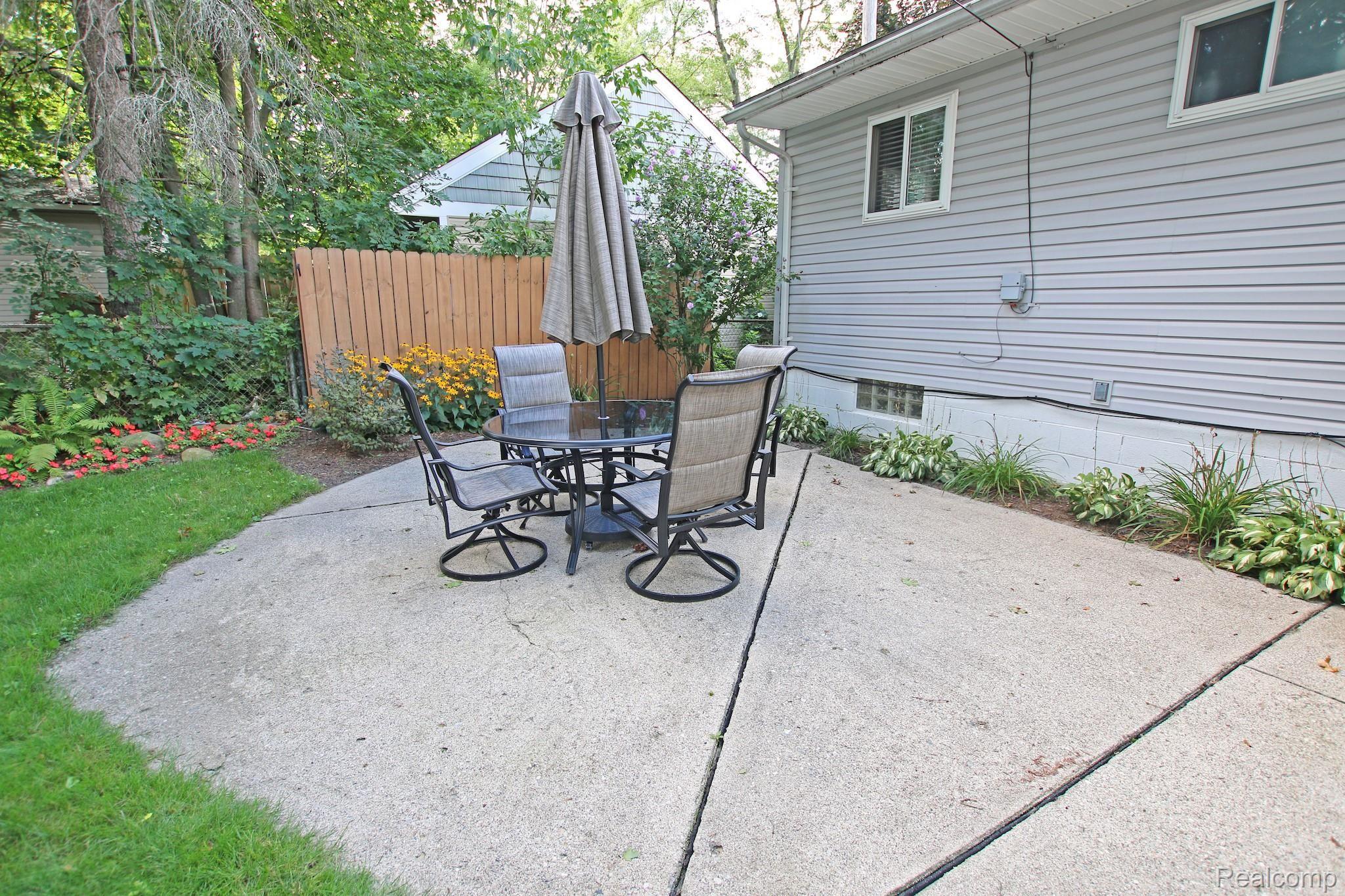 5825 Crescent Road Waterford, MI 48327 - Photo 42 of 44 42) Patio.jpg