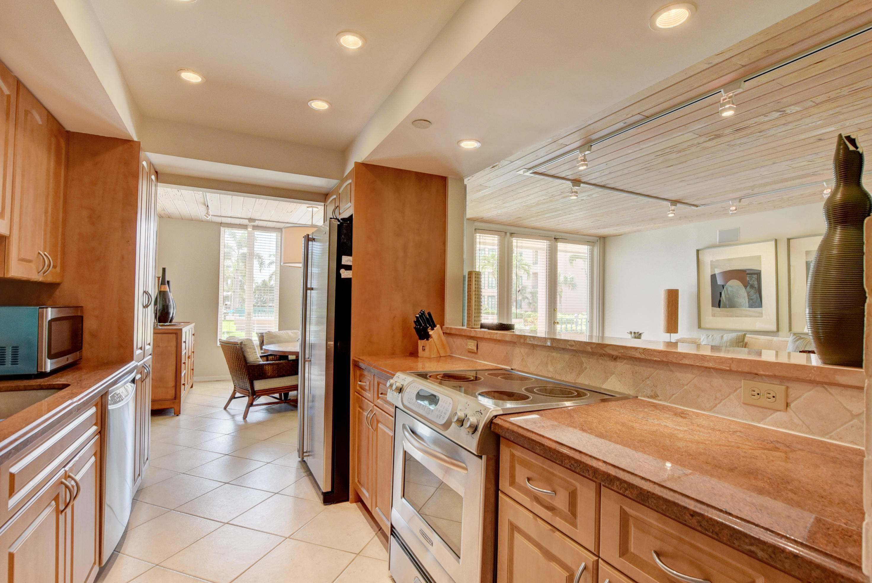 140 Southeast 5th Avenue, Unit 239 Boca Raton, FL 33432 - Photo 15 of 68 Kitchen