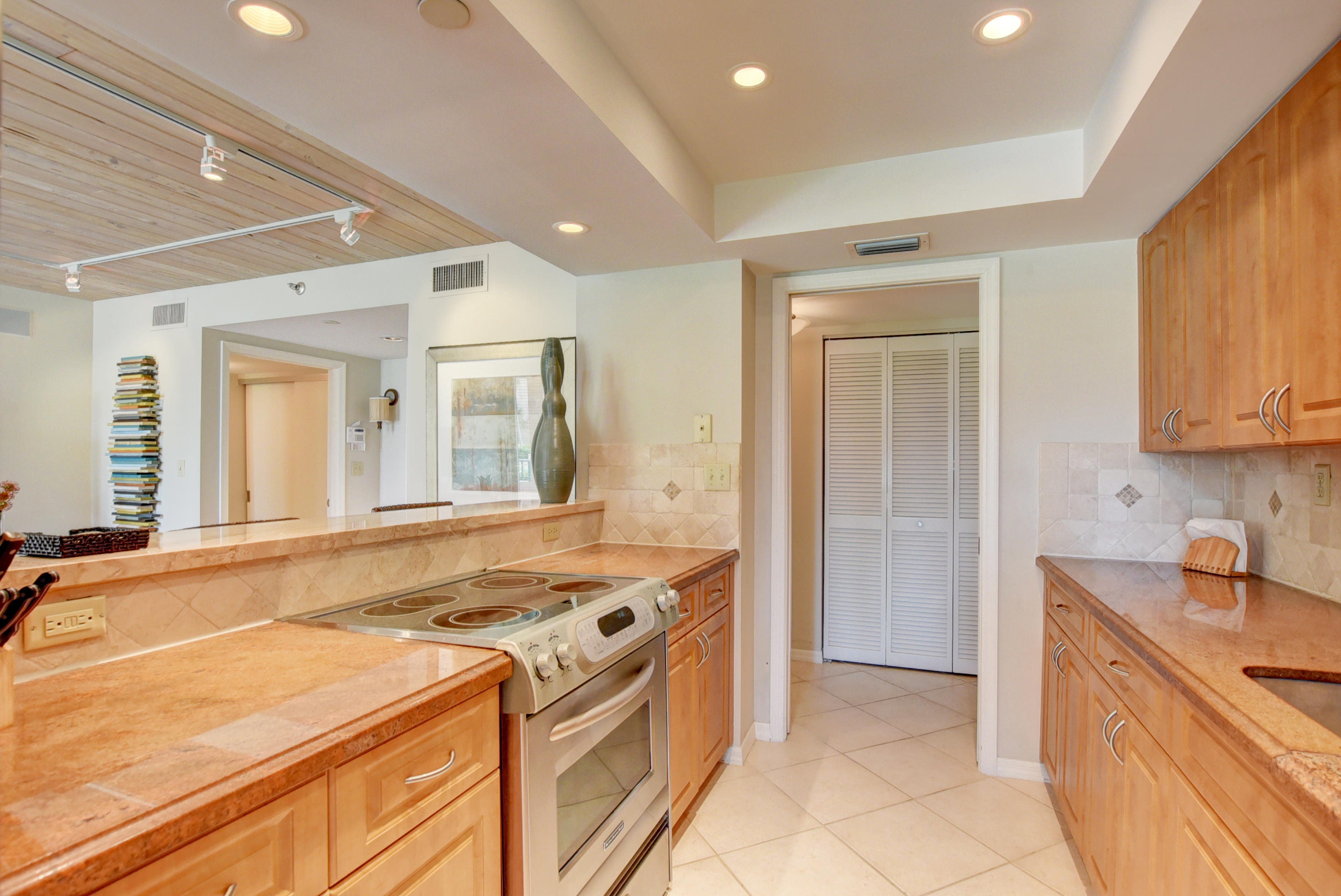 140 Southeast 5th Avenue, Unit 239 Boca Raton, FL 33432 - Photo 17 of 68 Kitchen