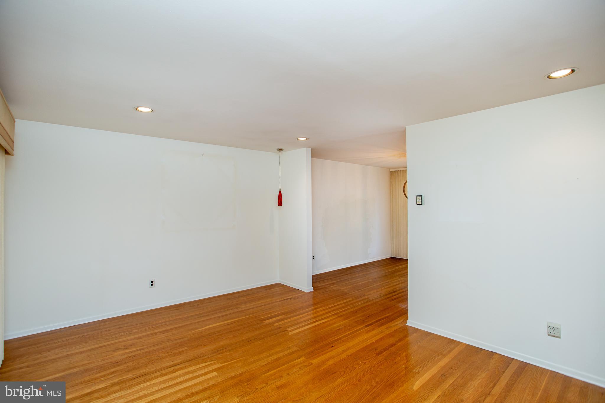 527 Cedarbrook Road Southampton, PA 18966 - Photo 12 of 43 Living Room