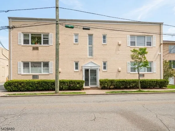 $1,600 | 325 1st Street, Unit 8, Carlstadt, NJ 07072