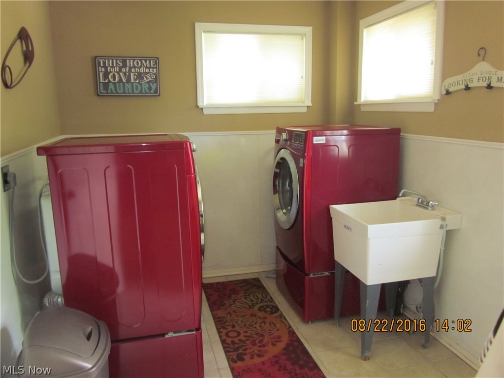 638 Substation Road Brunswick, OH 44212 - Photo 8 of 16 Separate laundry room with stationary tub.