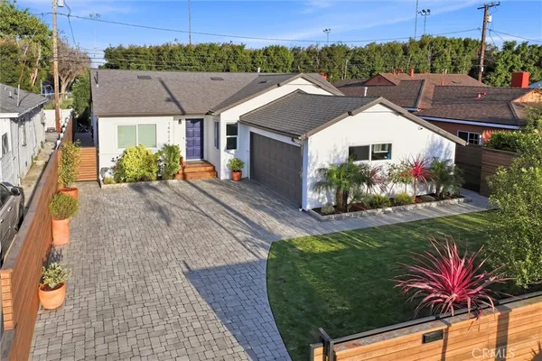 a view of a house with backyard and a garden