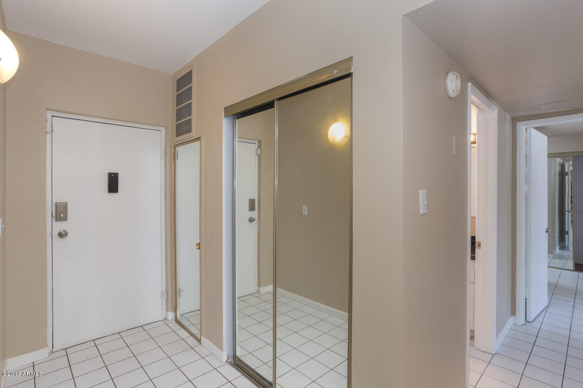 349 East Thomas Road, Unit 307 Phoenix, AZ 85012 - Photo 3 of 14 349_E_Thomas_E307_02