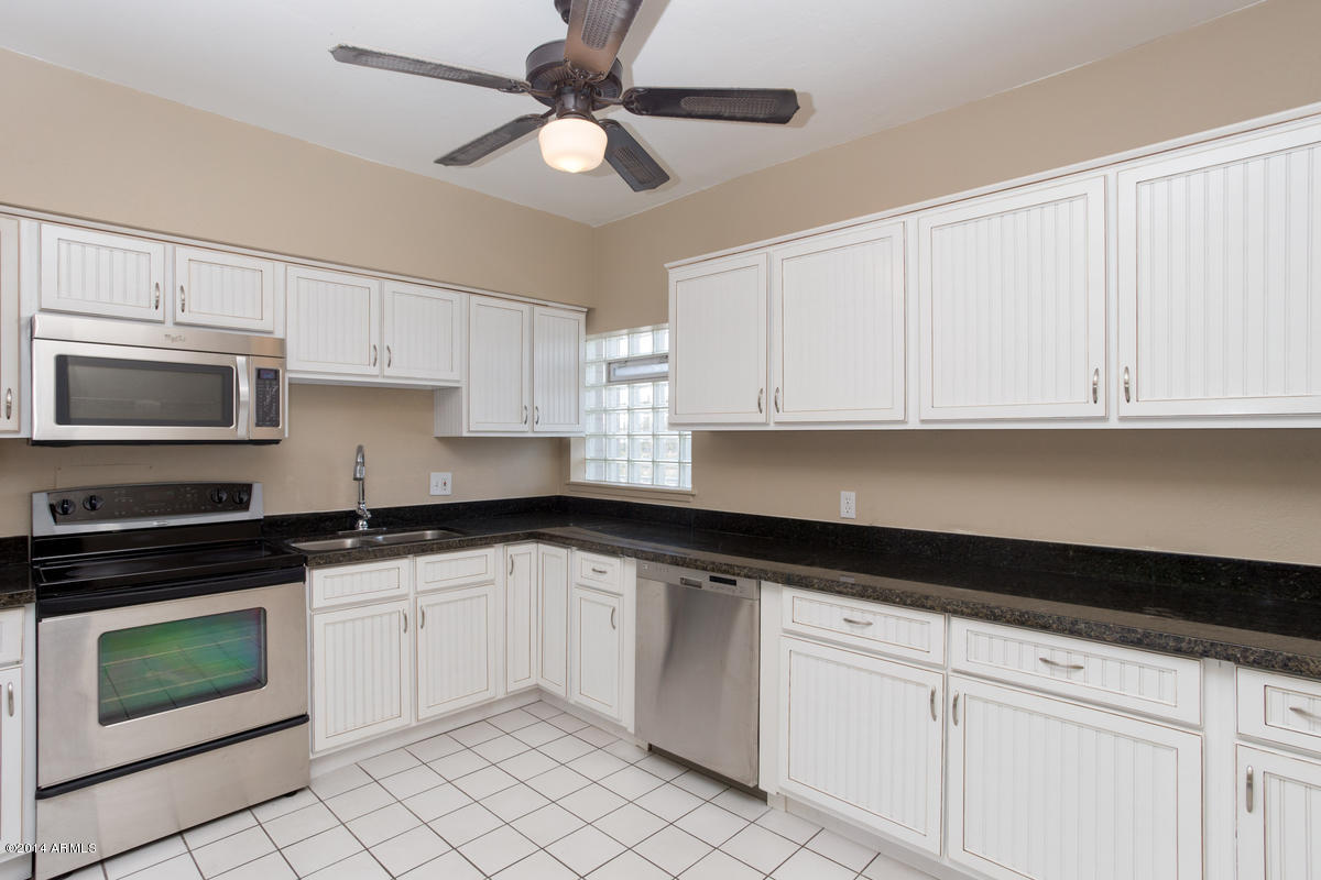 349 East Thomas Road, Unit 307 Phoenix, AZ 85012 - Photo 4 of 14 349_E_Thomas_E307_03