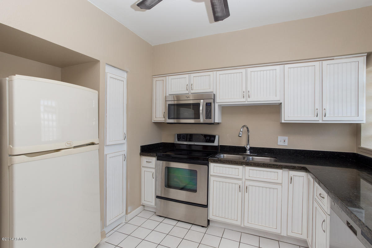 349 East Thomas Road, Unit 307 Phoenix, AZ 85012 - Photo 5 of 14 349_E_Thomas_E307_04