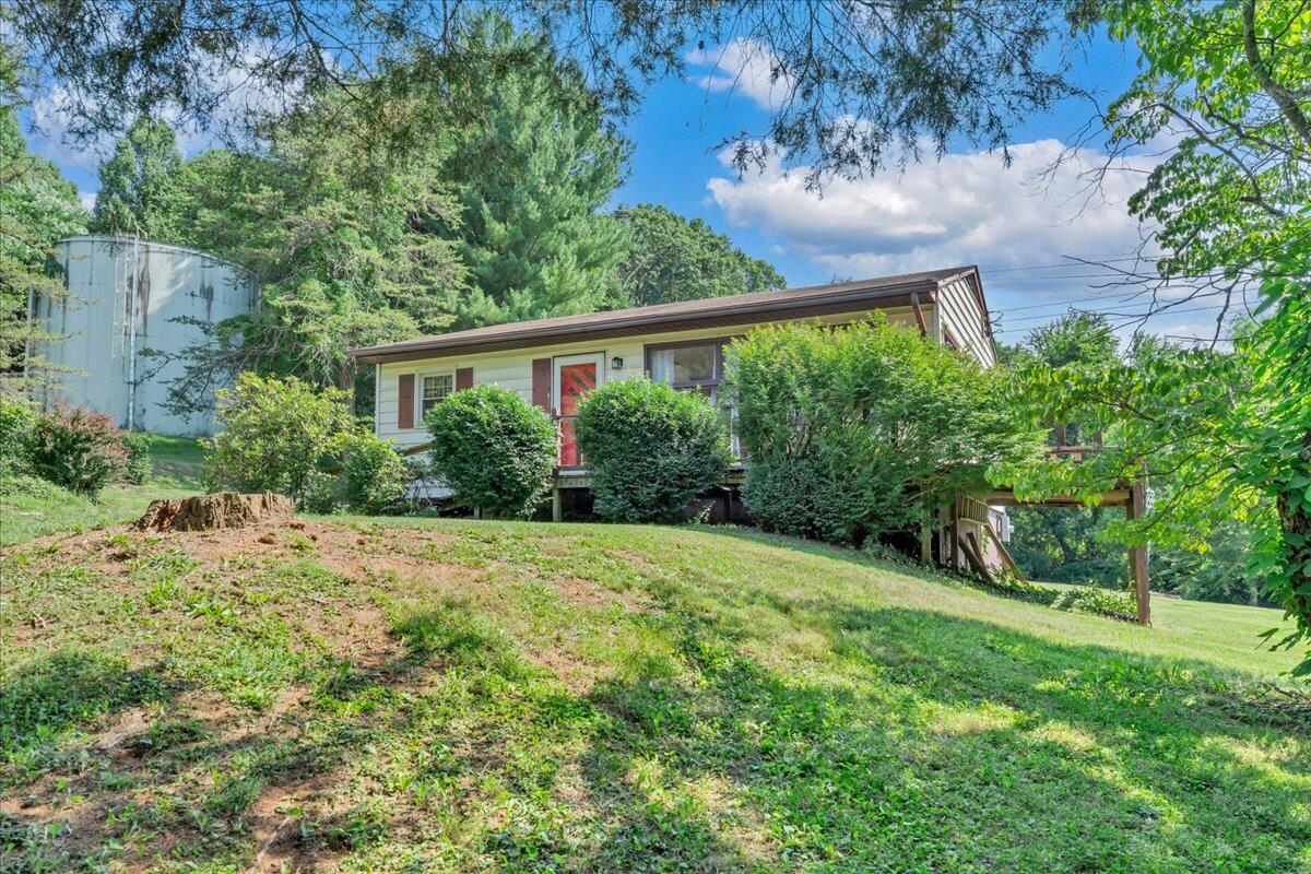 201 Long Avenue Covington, VA 24426 - Photo 37 of 43 a view of a backyard with garden