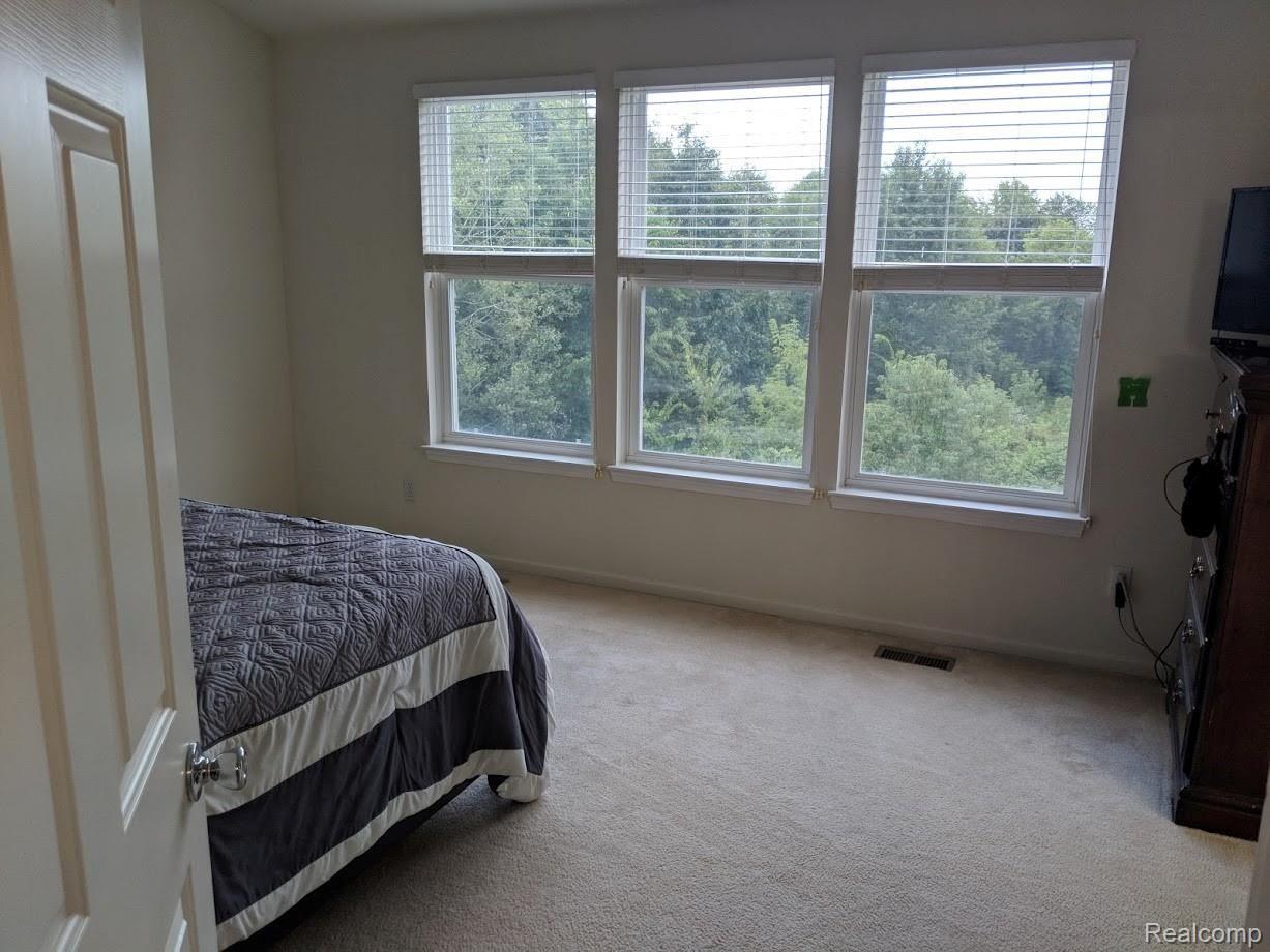 911 Deer Valley Road Holly, MI 48442 - Photo 17 of 36 Master bed3.jpg