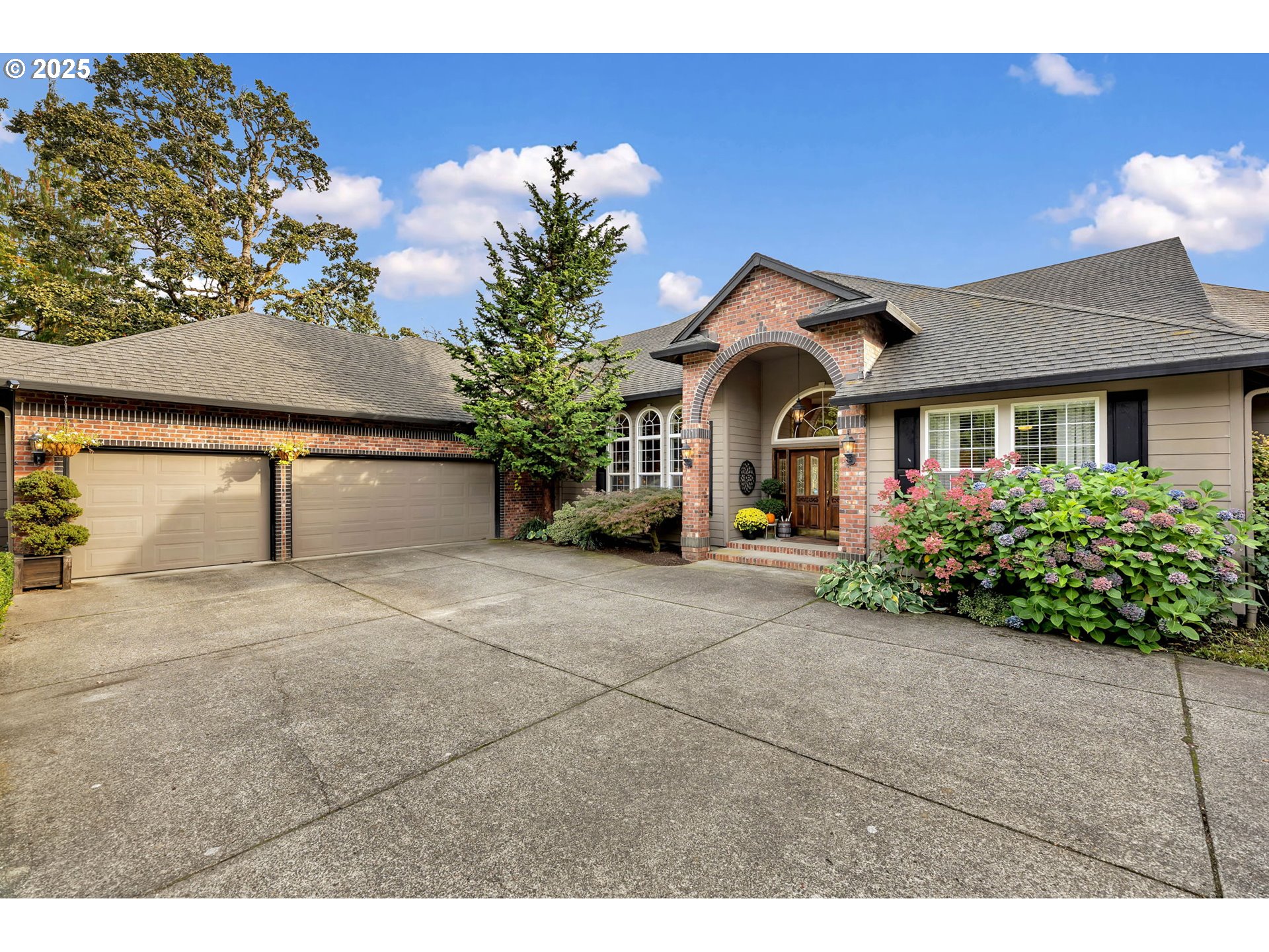3901 Northwest 150th Circle Vancouver, WA 98685 - Photo 2 of 48 a front view of a house with a yard and garage