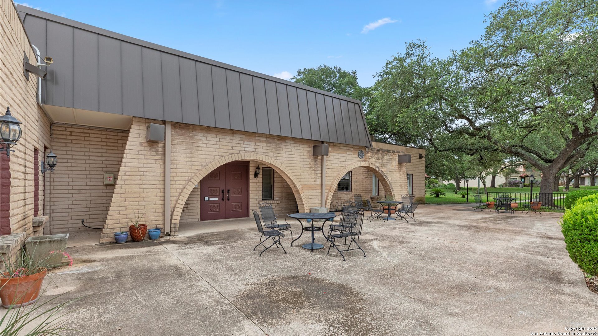 6750 Crown Ridge San Antonio, TX 78239 - Photo 28 of 31 a backyard of a house with table and chairs