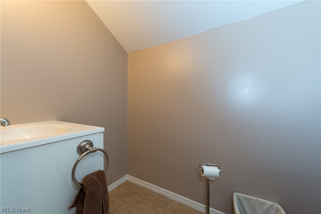 4146 Stilmore Road Cleveland, OH 44121 - Photo 25 of 34
