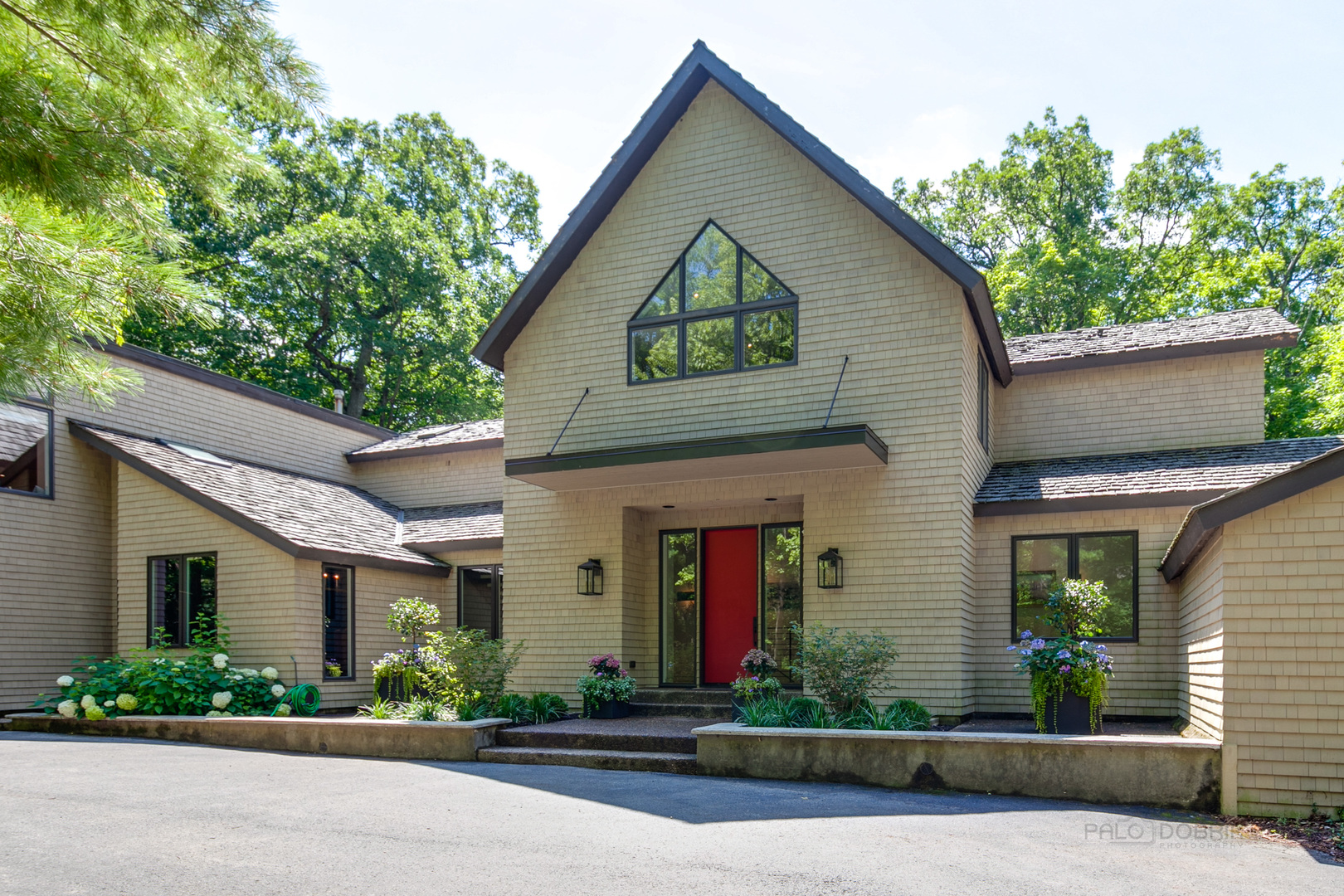 1055 Ringwood Road Lake Forest, IL 60045 - Photo 2 of 59 front view of a house with a yard