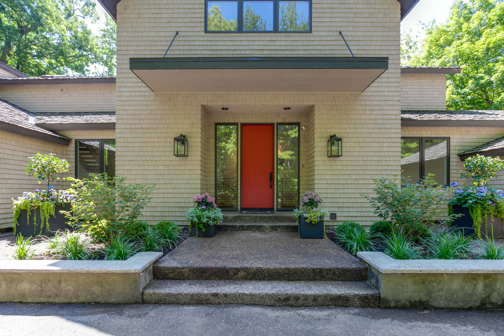1055 Ringwood Road Lake Forest, IL 60045 - Photo 59 of 59 a front view of a house with a yard