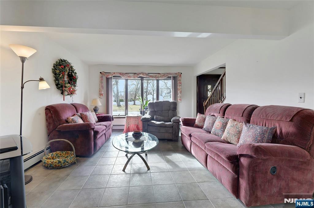 4 Highfield Court Wayne, NJ 07470 - Photo 3 of 49 a living room with furniture and a potted plant