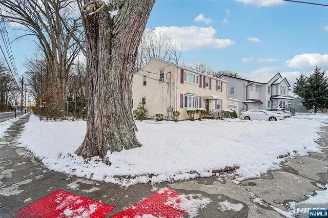 a street view with residential house