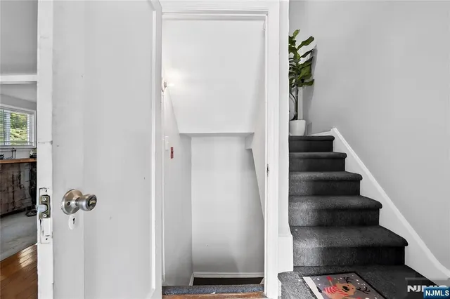 a view of entryway with furniture