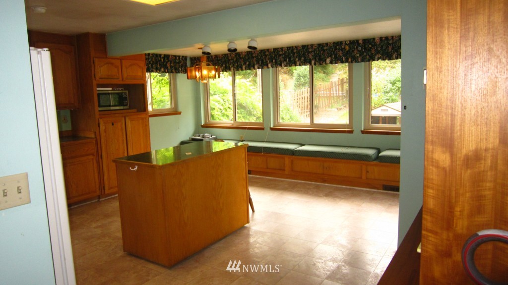 805 Southwest 117th Street Seattle, WA 98146 - Photo 3 of 10 Gallery Image 3