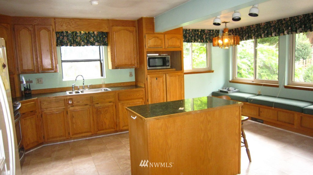 805 Southwest 117th Street Seattle, WA 98146 - Photo 4 of 10 Gallery Image 4