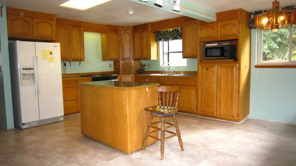 805 Southwest 117th Street Seattle, WA 98146 - Photo 5 of 10 Gallery Image 5