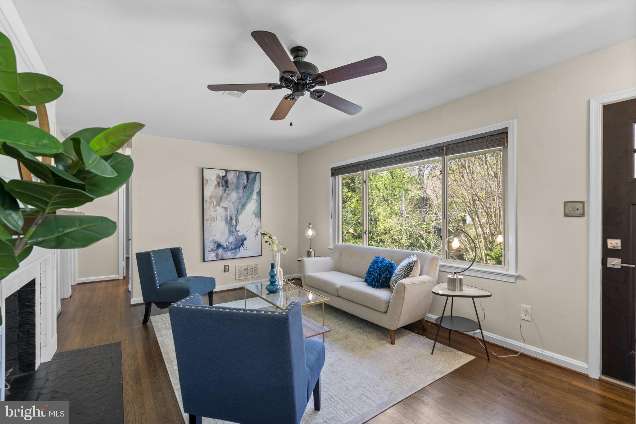 7005 Grove Road Alexandria, VA 22306 - Photo 12 of 81 Living Room