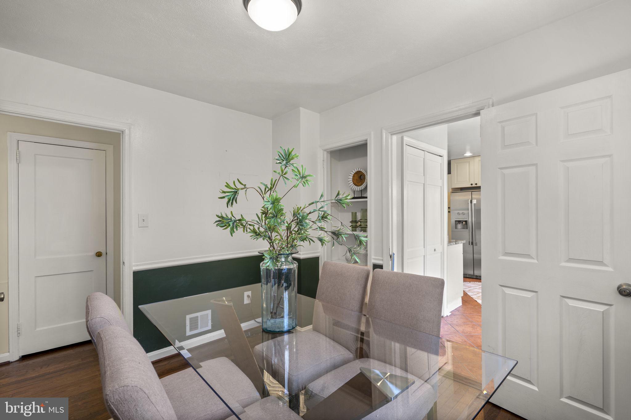 7005 Grove Road Alexandria, VA 22306 - Photo 25 of 52 a living room with furniture flowerpot and wooden floor